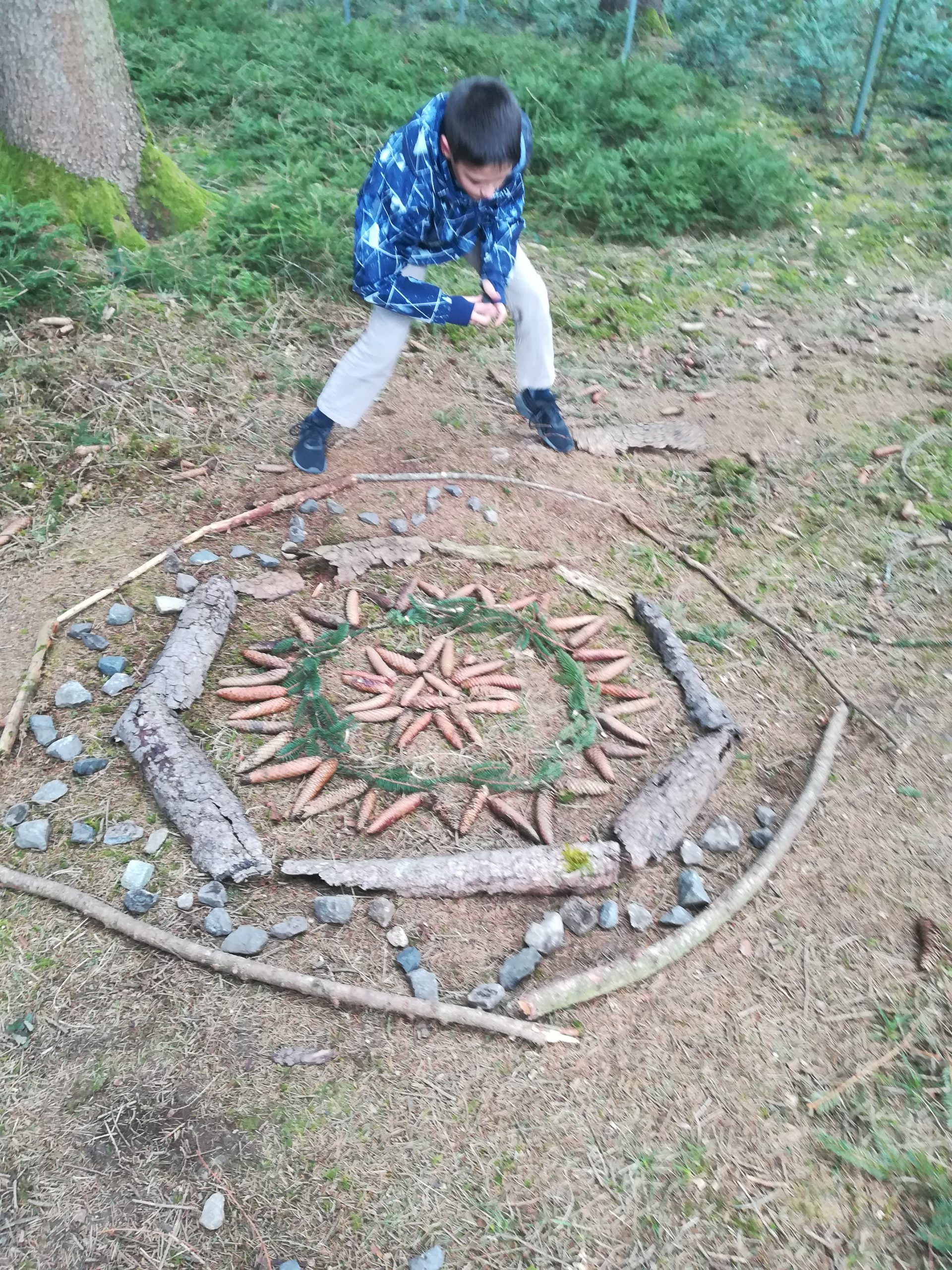 Mandala aus Naturmaterialien legen – Gnadenkirche Dachau