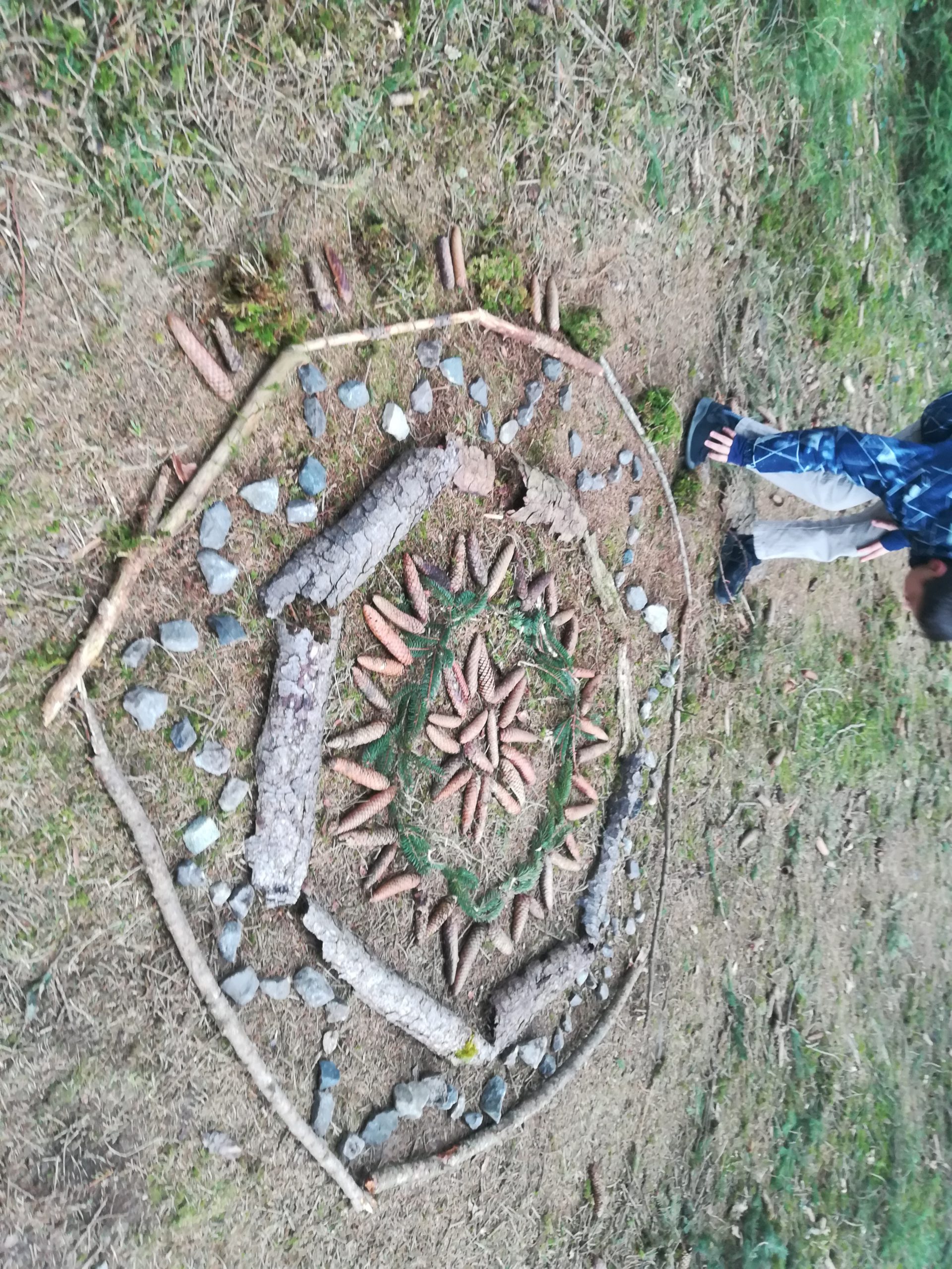 Mandala aus Naturmaterialien legen – Gnadenkirche Dachau